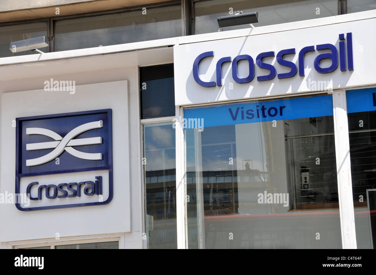 Crossrail Logo Besucherzentrum Charing Cross Road Stockfoto