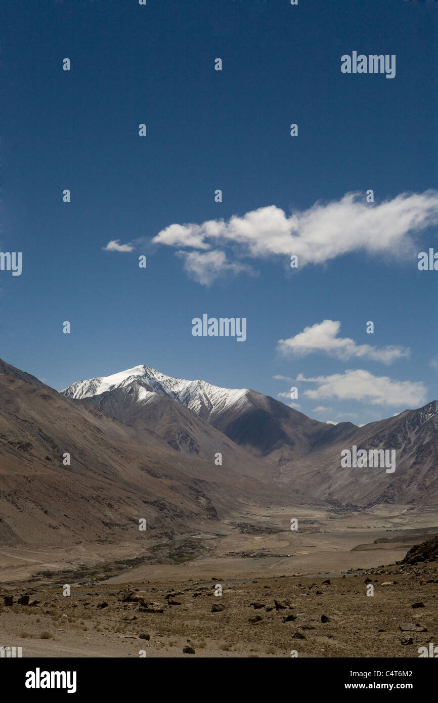 In der Nähe von Leh, Ladakh im nördlichen Indien sind die Himalaya mit schneebedeckten Bergen, die trockenen, unfruchtbaren kalte Wüste, von tibetischen Abfahrten bewohnt. Stockfoto