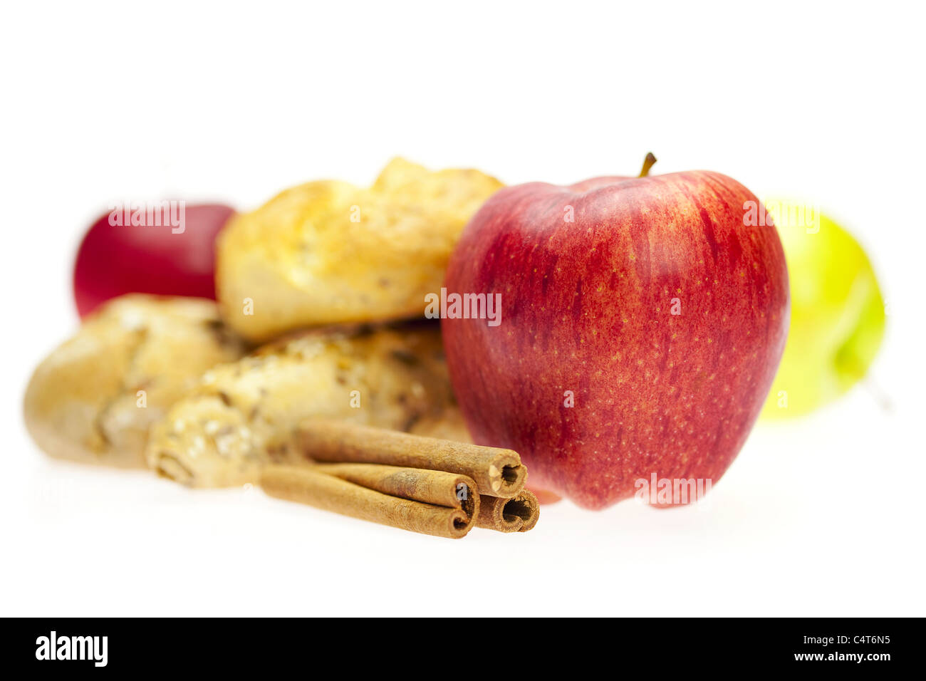 Apfel, Brot und Zimt isoliert auf weiss Stockfoto