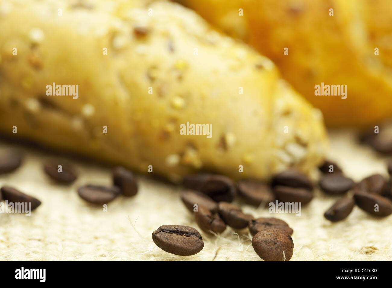 Brot und Kaffee auf Leinenstoff Stockfoto