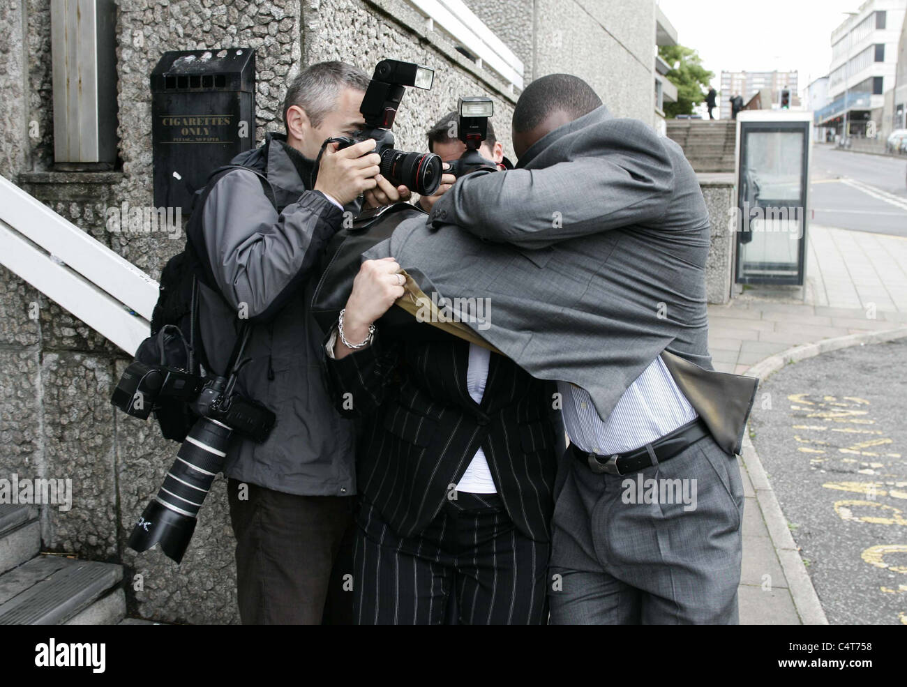 Presse-Fotografen fangen ein paar Court betreten. Bild von James Boardman. Stockfoto