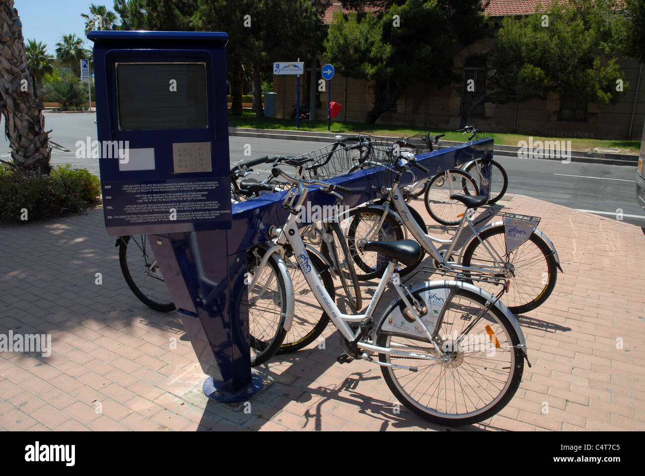 Münz-Rent-a-Bike Stand, Alicante, Provinz Alicante, Valencia, Spanien Stockfoto