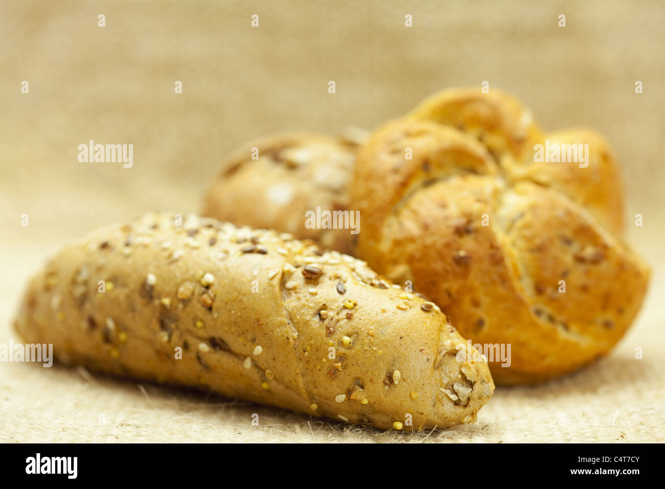 Brot auf einer Weide-Matte Stockfoto