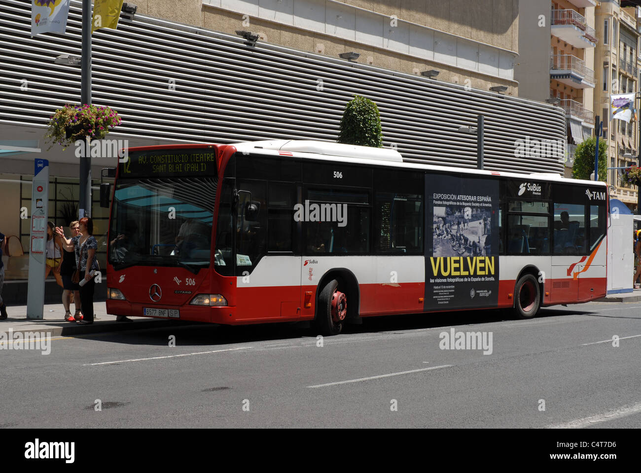 Menschen, Bus und Bus Haltestelle Avenida de Maisonnave, Provinz Alicante, Valencia, Alicante, Spanien Stockfoto