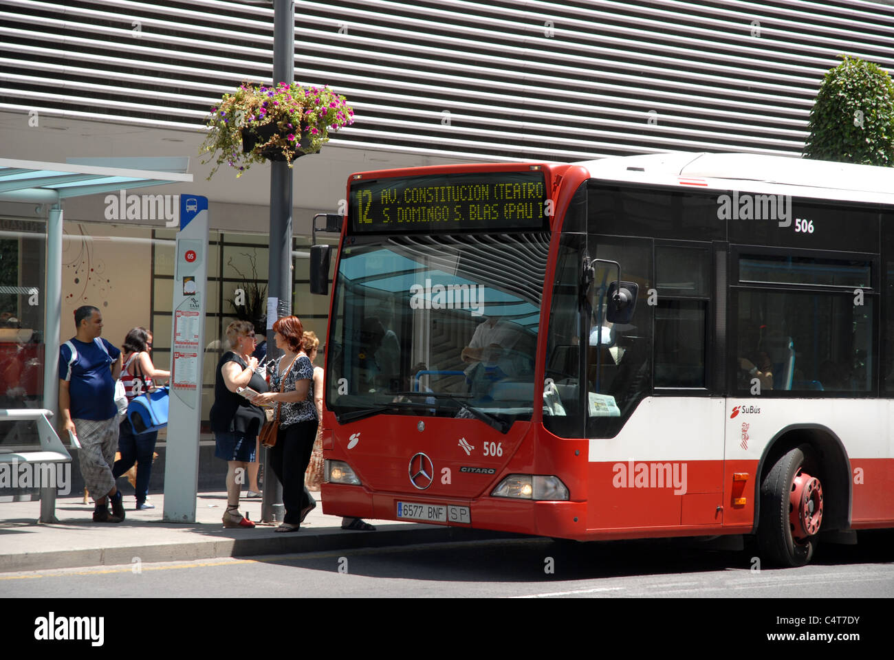 Menschen, Bus und Bus Haltestelle Avenida de Maisonnave, Provinz Alicante, Valencia, Alicante, Spanien Stockfoto