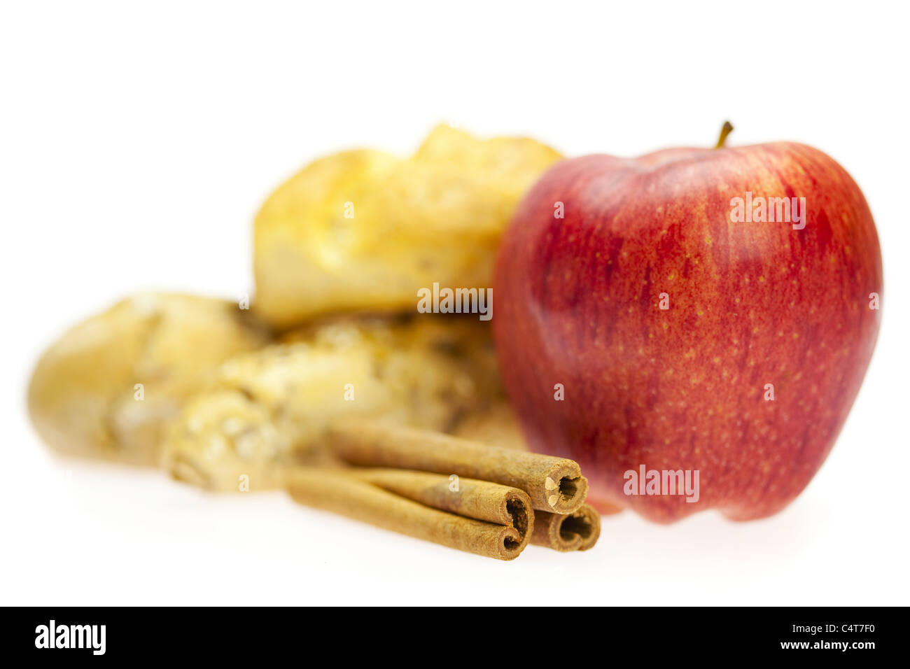 Apfel, Brot und Zimt isoliert auf weiss Stockfoto