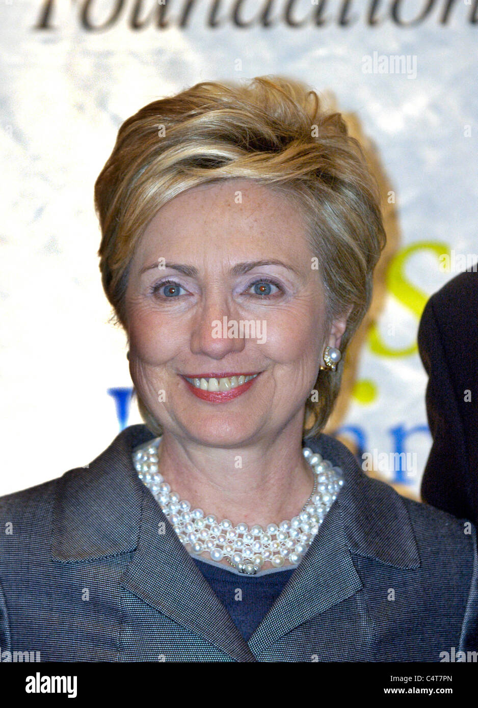 Senator Hillary Rodham Clinton steht für Fotos vor der US-Dream-Akademie 4. jährliche Gala-Spendenaktion in Washington, DC. Stockfoto