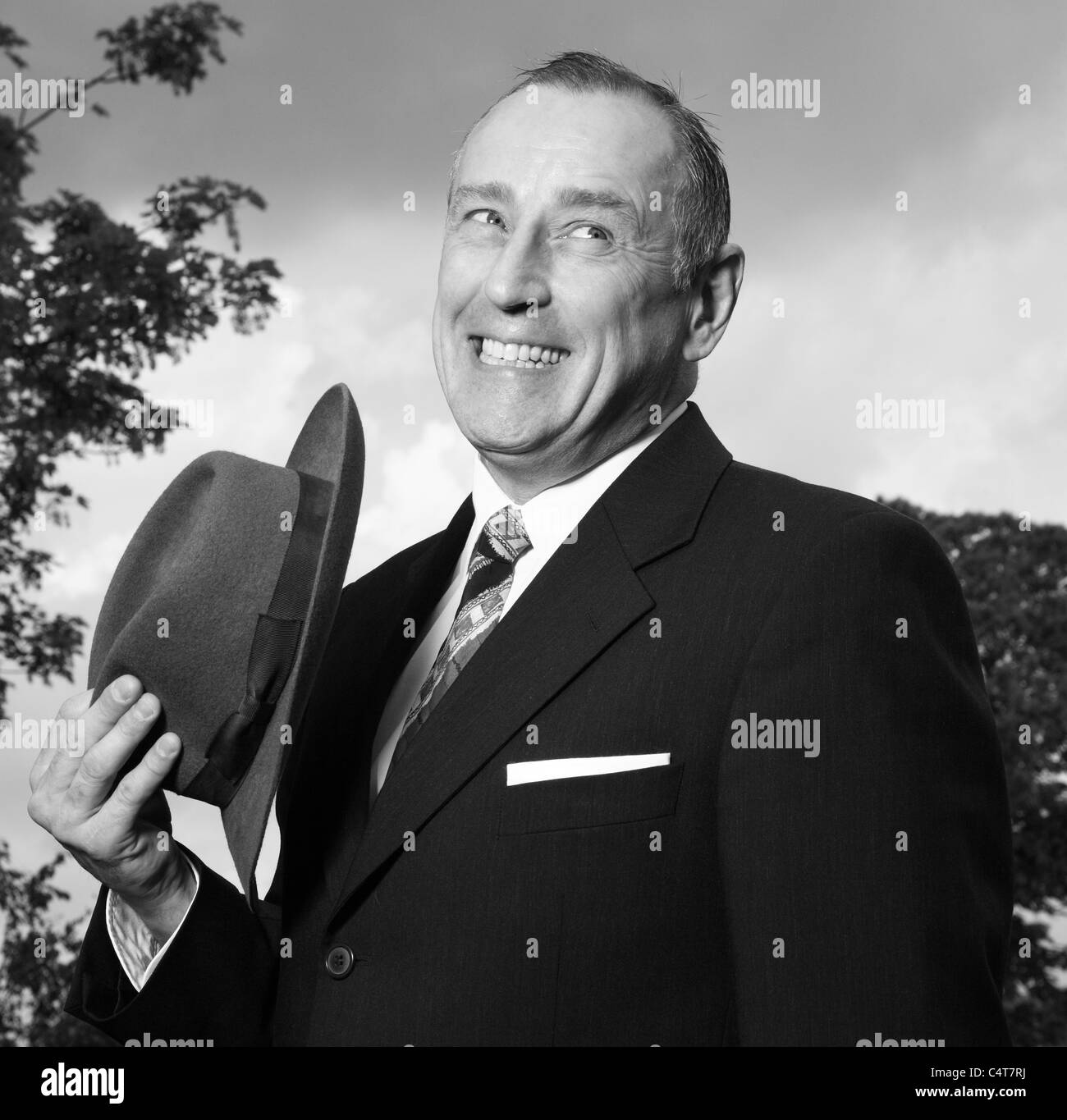 Freche alte altmodische 1940 der 1950er-Jahre Herr Trilby oder Fedora Hut zu halten. Stockfoto