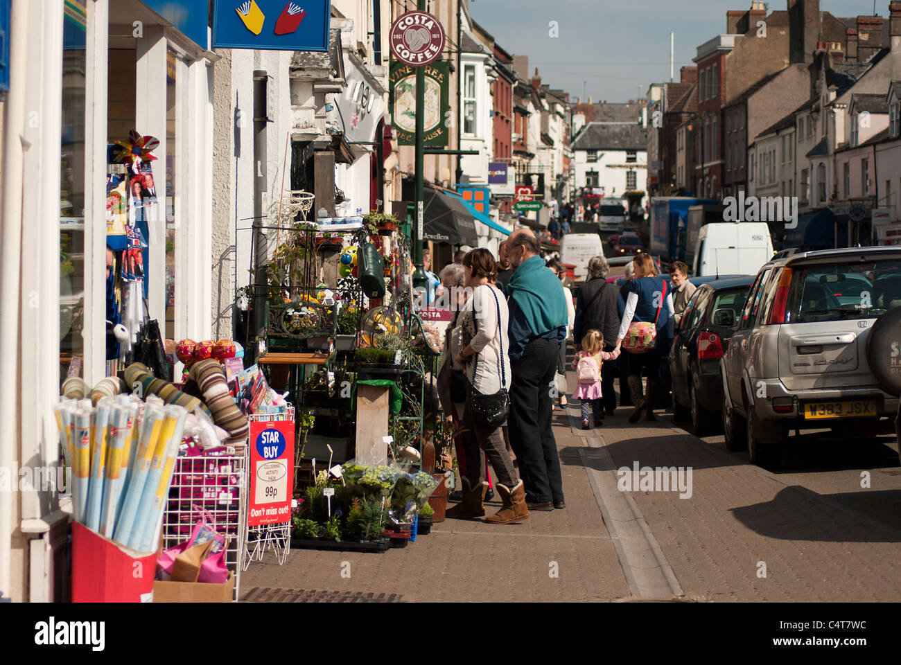 Menschen beim Einkaufen in Monnow Street, Monmouth, Gwent, Wales, UK Stockfoto