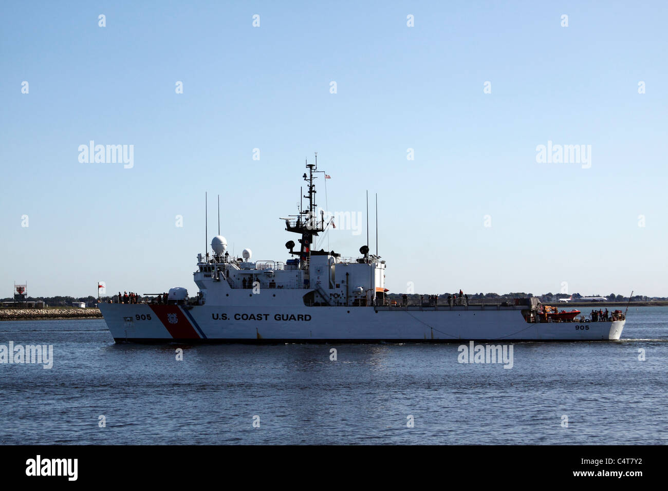 Der United States Coast Guard Cutter kommt zurück im Hafen von Boston. Stockfoto