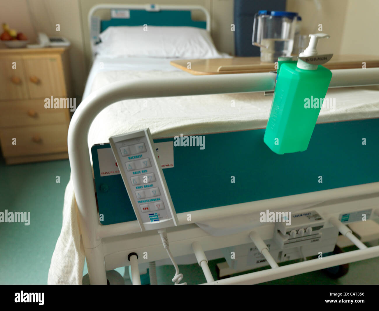 Elektrisch verstellbare Krankenhaus Bett mit Fernbedienung und Hand  Sanitizer Stockfotografie - Alamy
