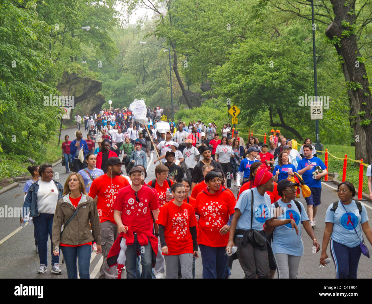 Trotz des Regens nahmen mehr als 40.000 New Yorker in der 26. jährliche AIDS Walk im Central Park auf Sonntag, 15. Mai 2011 Stockfoto