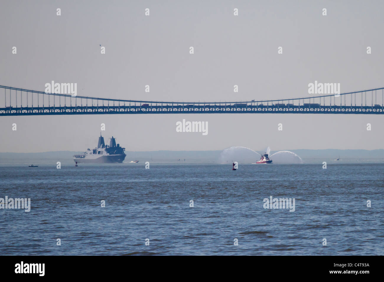 USS New York unter der Verrazano-Brücke vorbei zum Start der Fleet Week 2011 in New York City Stockfoto