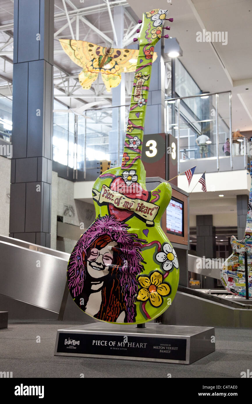 "Piece of my Heart" Art Guitar am Austin Bergstrom International Airport in Austin, Texas Stockfoto