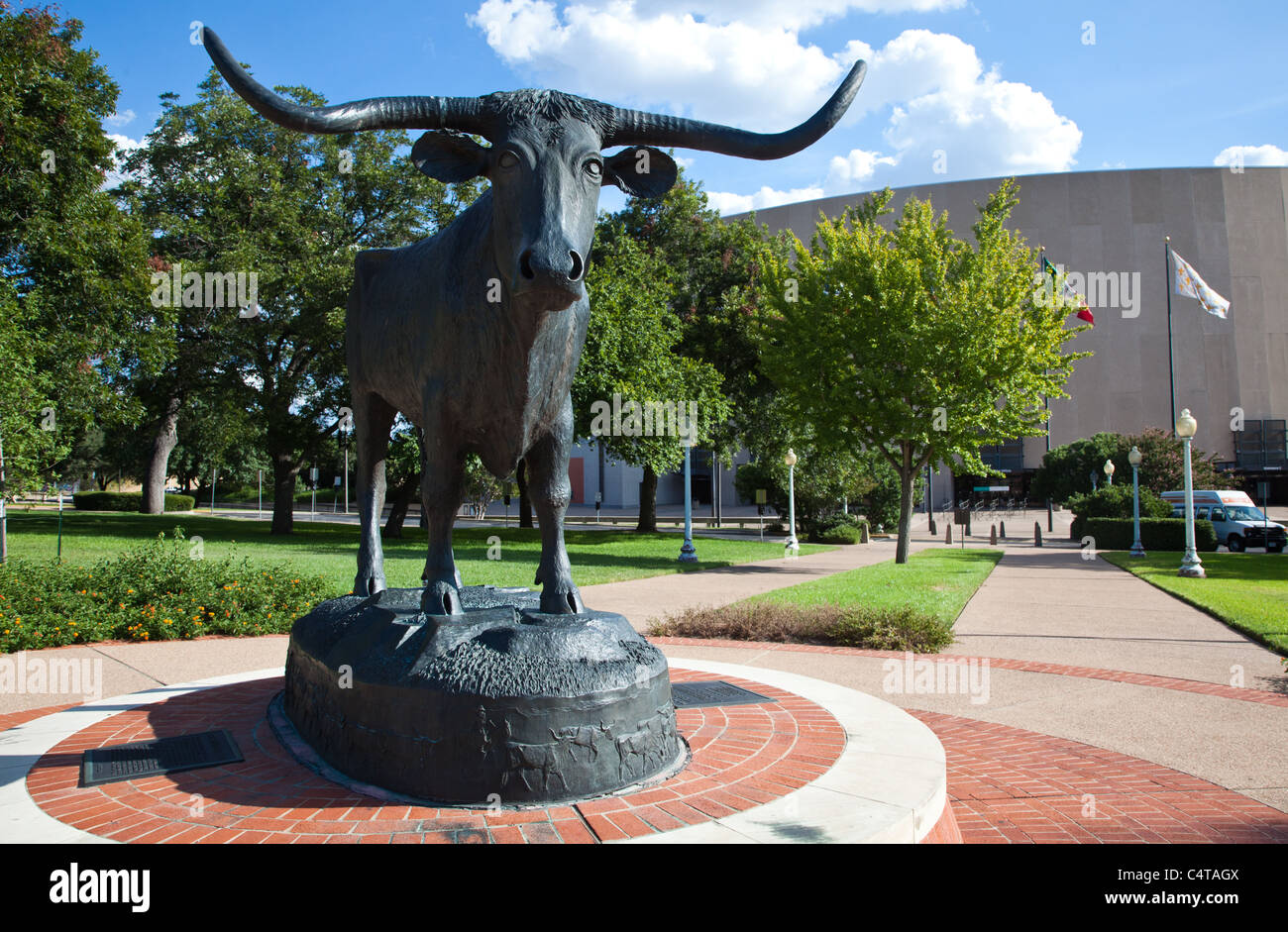 Frank Erwin Center und Bronze Longhorn Skulptur in Austin, Texas Stockfoto