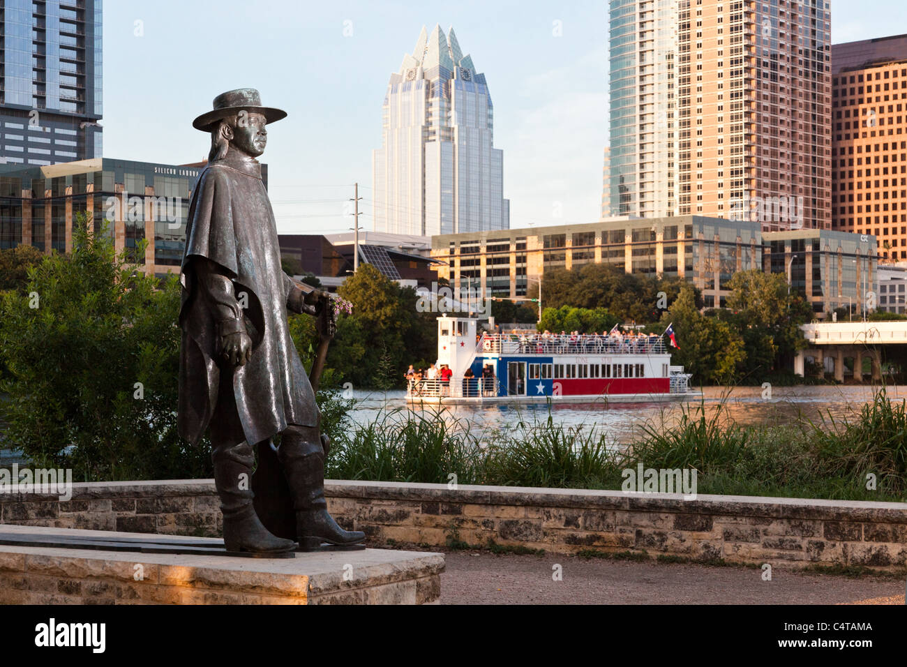 Stevie Ray Vaughan Statue mit Blick auf Lady Bird Lake und die Skyline von Austin, Texas Stockfoto
