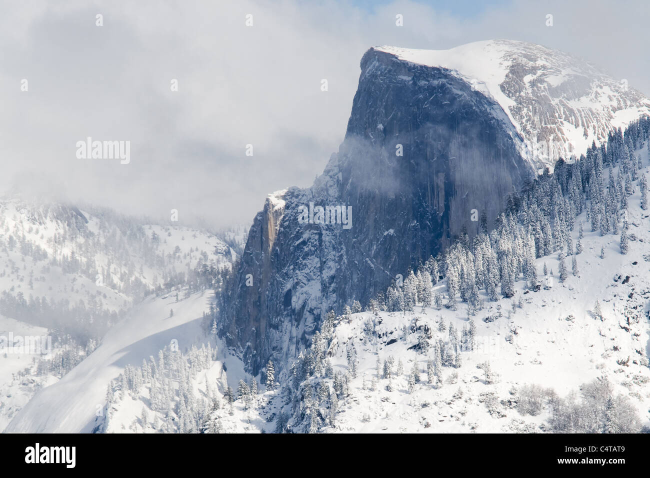 Half Dome, eingehüllt in Schnee, Yosemite-Nationalpark Stockfoto