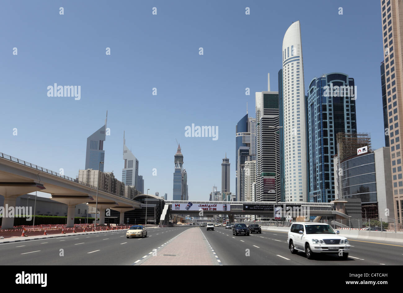 Sheikh Zayed Road in Dubai, Vereinigte Arabische Emirate. Stockfoto