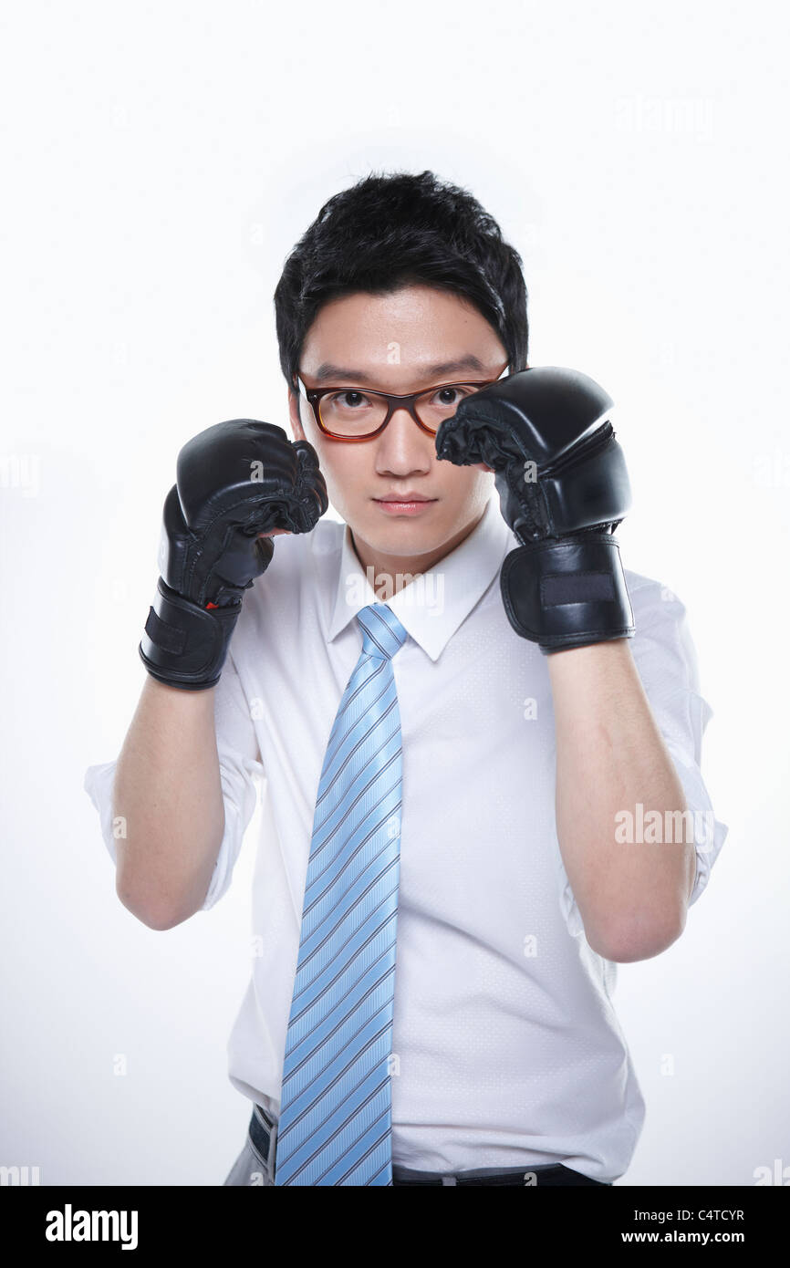 Business-Mann Verteidigung mit Handschuhen Stockfoto