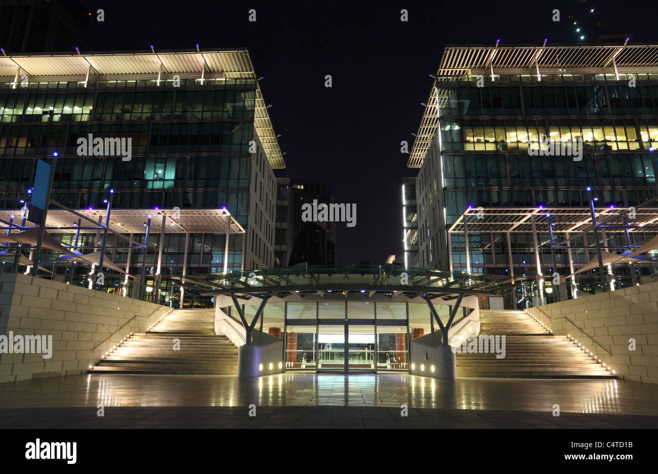 Dubai International Financial Centre (DIFC) in der Nacht, Vereinigte Arabische Emirate Stockfoto