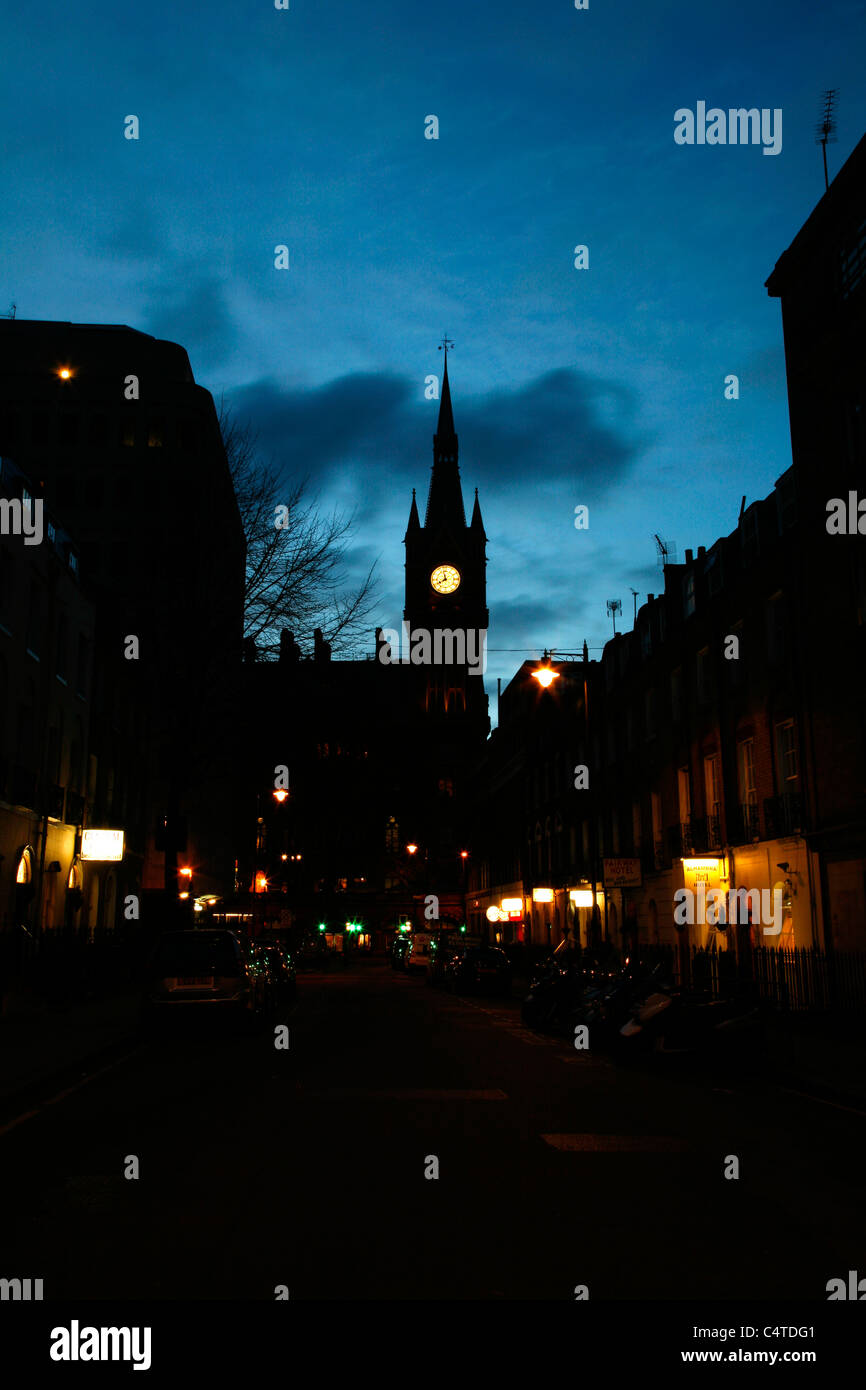 Clocktower von St Pancras Station (und St Pancras Renaissance Hotel) Silhouette gegen den Nachthimmel, St Pancras, London, UK Stockfoto
