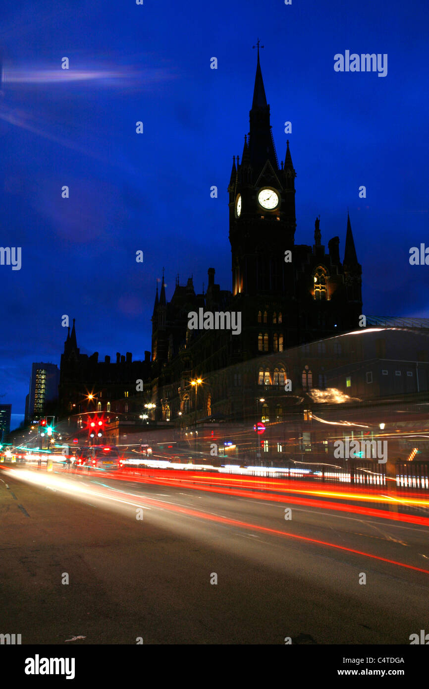 St Pancras Station (und St Pancras Renaissance Hotel) Silhouette gegen den Nachthimmel, St Pancras, London, UK Stockfoto