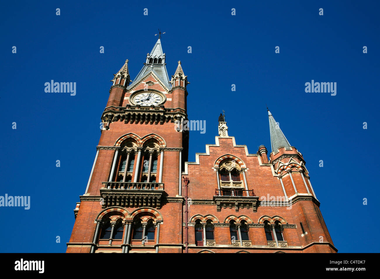 Glockenturm der St. Pancras Station (und St Pancras Renaissance Hotel), St Pancras, London, Großbritannien Stockfoto