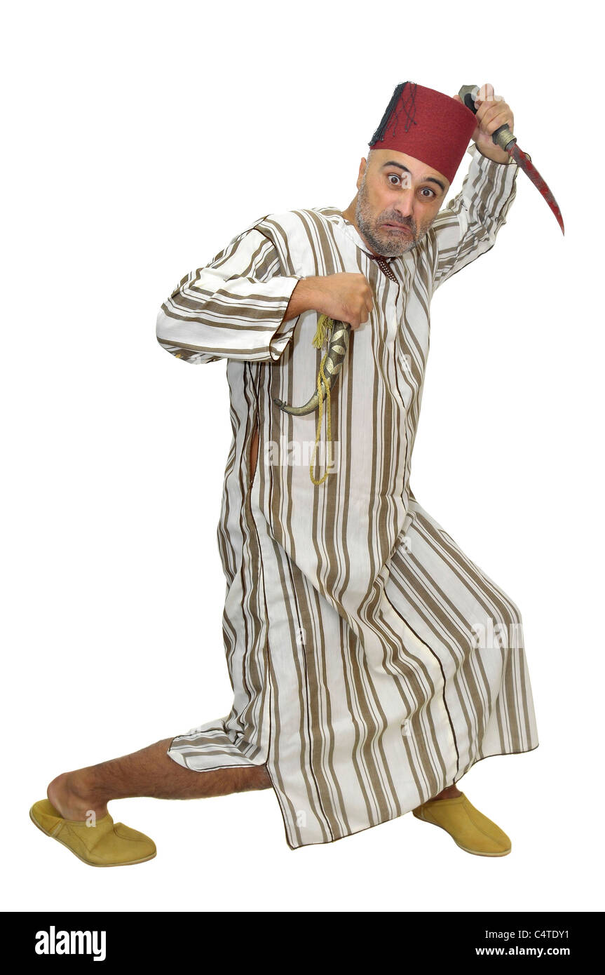 Arabischer Mann mit einem Dolch lustige Grimassen isoliert in weiß Stockfoto