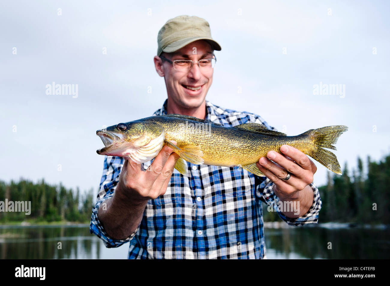 Mann Angeln, Otter Lake, Missinipe, Saskatchewan, Kanada Stockfoto