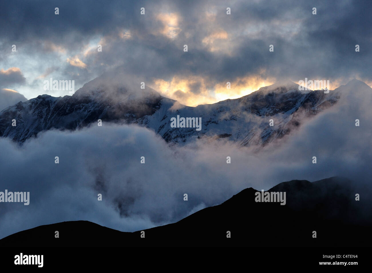 Nilgiri Himal Blick von Muktinath Tal, Annapurna Conservation Area, Mustang District, Dhawalagiri, Pashchimanchal, Nepal Stockfoto