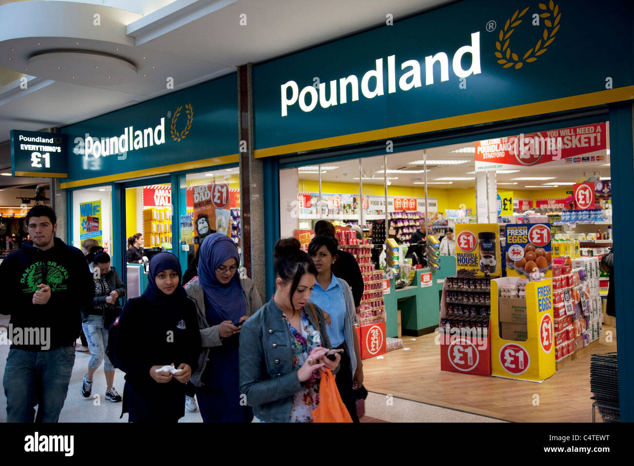 Discounter in Stratford Shopping Centre. Dieser Bereich hat ein paar Schnäppchen Shops sowie regelmäßigen Geschäften. Stockfoto