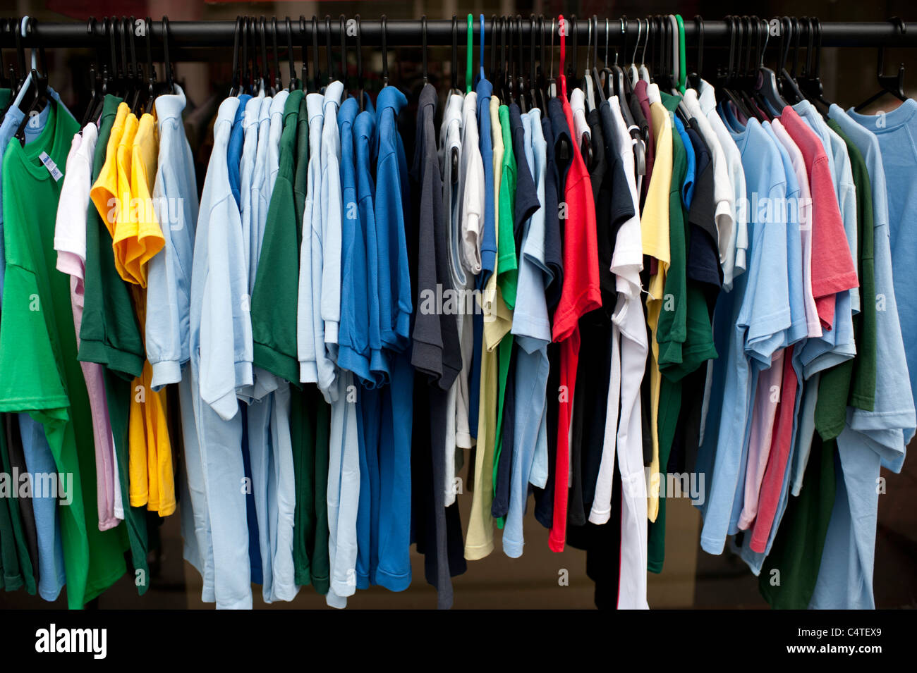 ein Rack mit billige Poloshirts Sport zum Verkauf, UK Stockfoto
