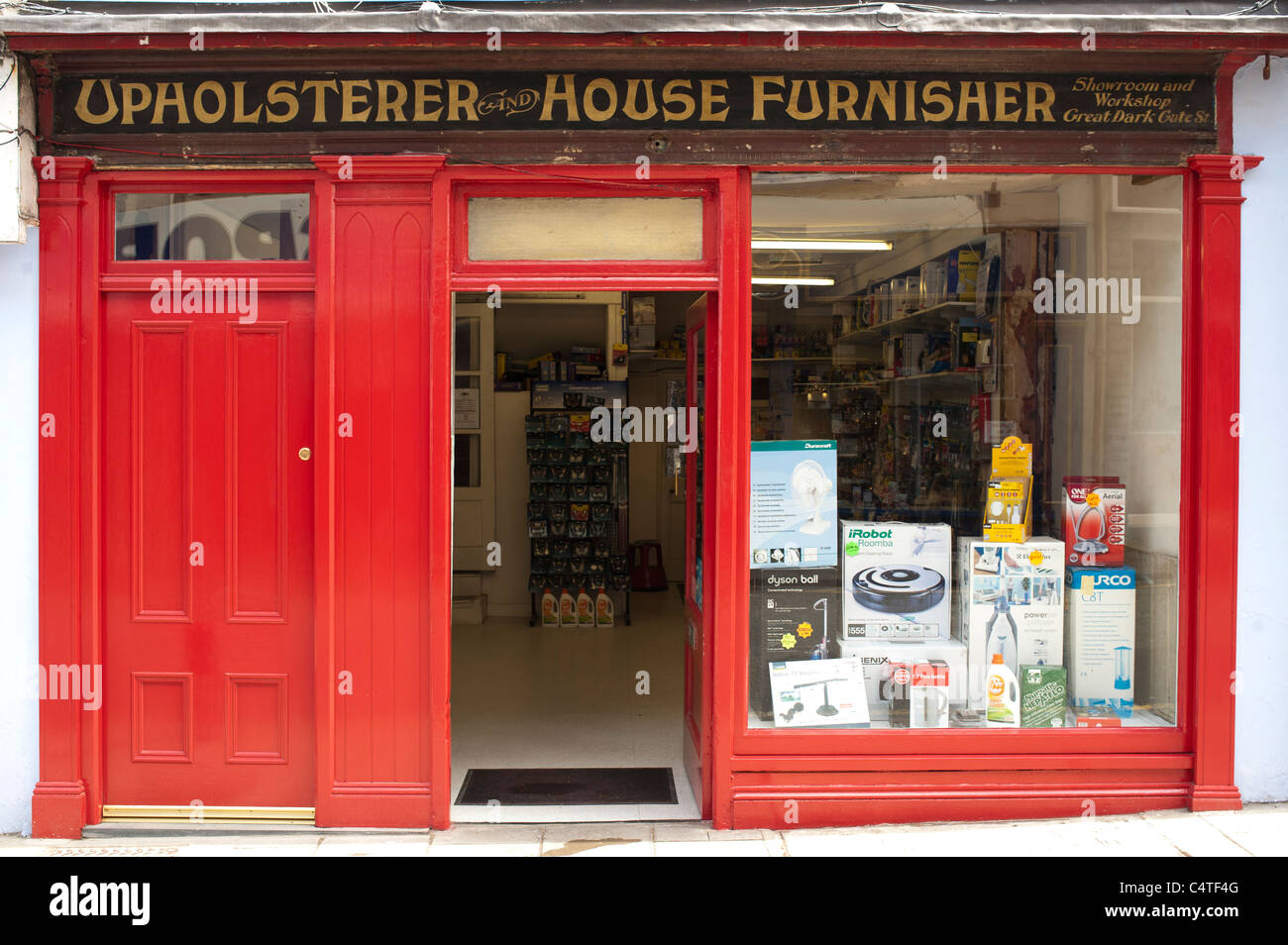 ein kleines Geschäft renoviert, zeigt die alte ursprüngliche Beschilderung für Polsterer und Haus Objekteur Pier St Aberystwyth Wales uk Stockfoto