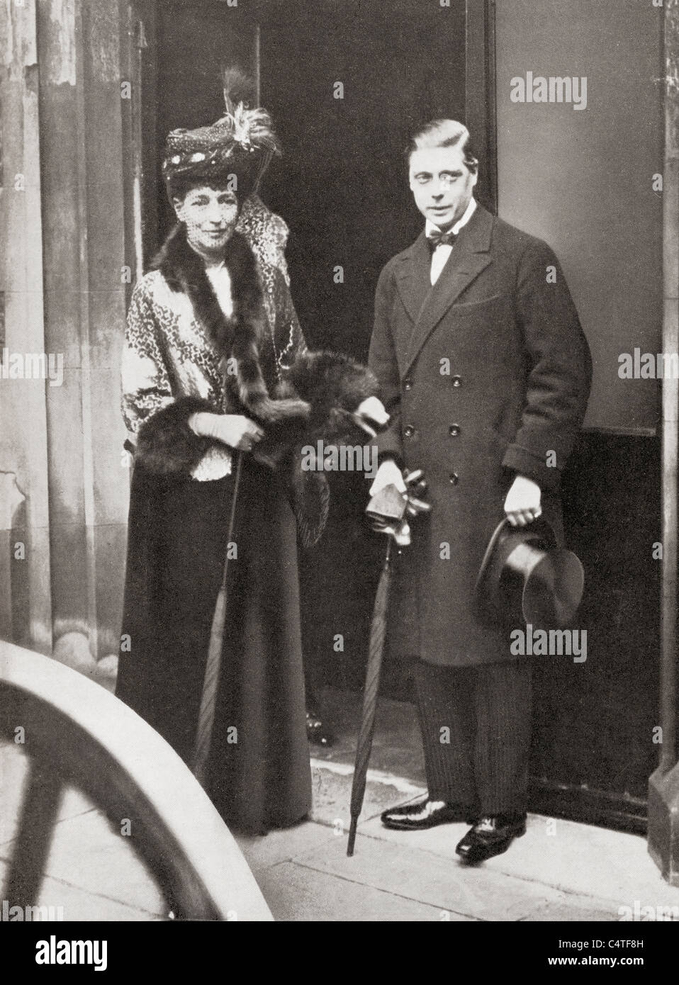 Der Prinz von Wales, später Edward VIII, mit Königin Alexandra bei der Taufe von Lady Patricia Ramsay Sohn. Stockfoto