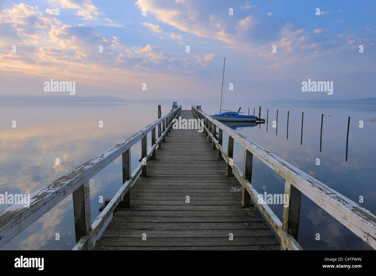 Sonnenaufgang und Steg am Plauer sehen, Plau am See, Mecklenburgische Seenplatte, Mecklenburg-Vorpommern, Deutschland Stockfoto