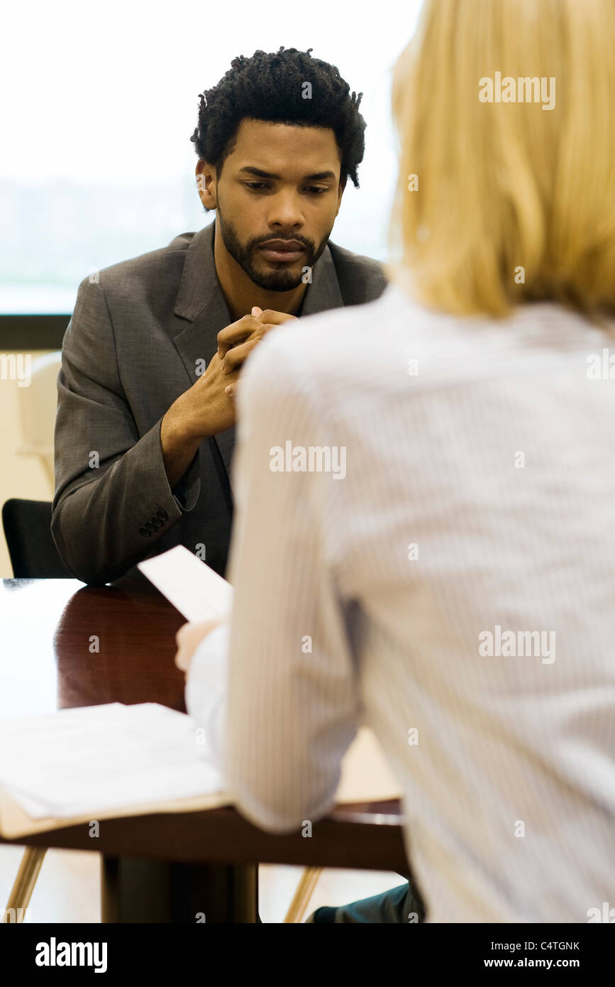 Professionelle Mann Arbeit Leistungsbewertung unterzogen Stockfoto