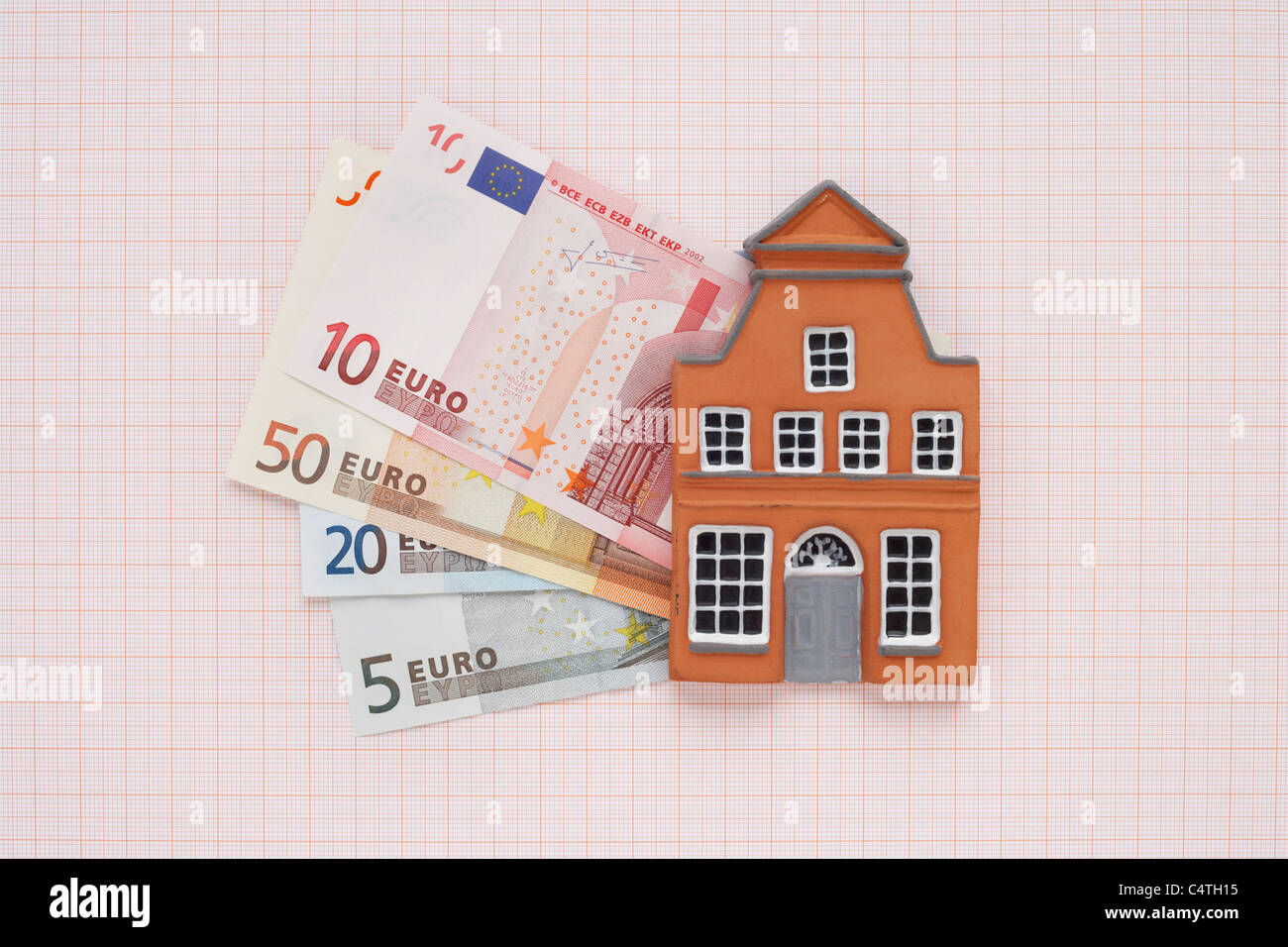 Haus und Euro auf Zeichenpapier mit Maßeinteilung Stockfoto