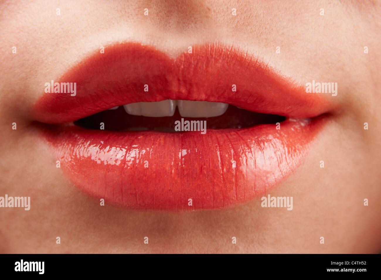 Nahaufnahme der Womans Lippen mit rotem Lippenstift glänzend Stockfoto