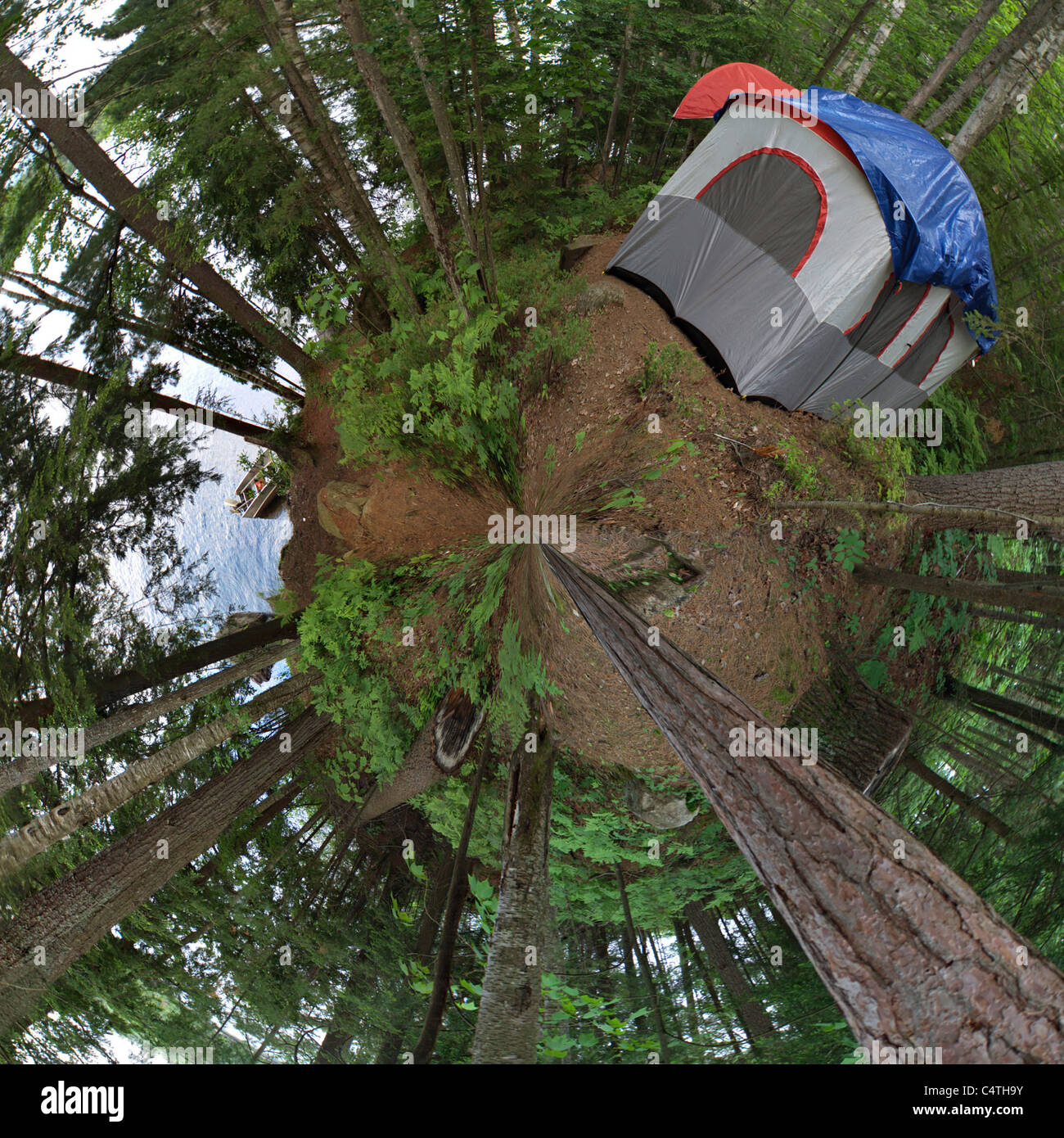 Super-Weitwinkel Panoramablick auf eine stark bewaldete Campingplatz in den Adirondack Mountains. Stockfoto