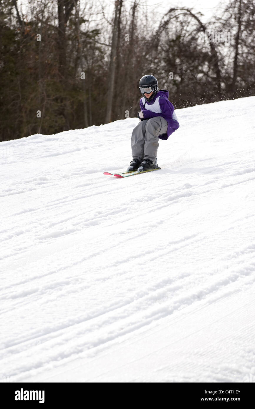 Jugend Freestyle Ski Skifahren auf dem Berg ohne jede Skistöcke. Stockfoto