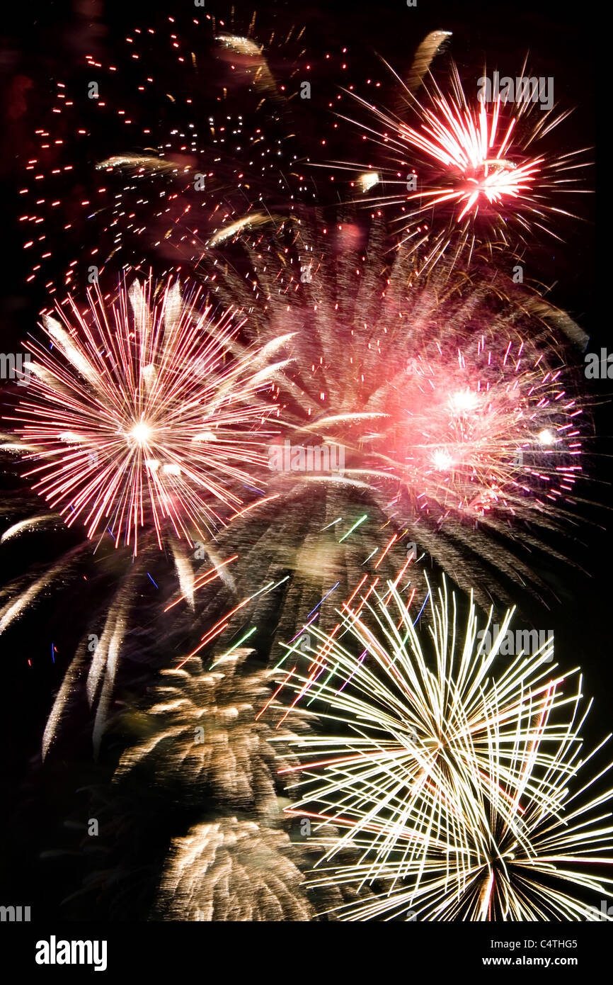 Schönen Feuerwerk explodiert in einem dunklen Nachthimmel in einem großen Finale Display. Stockfoto