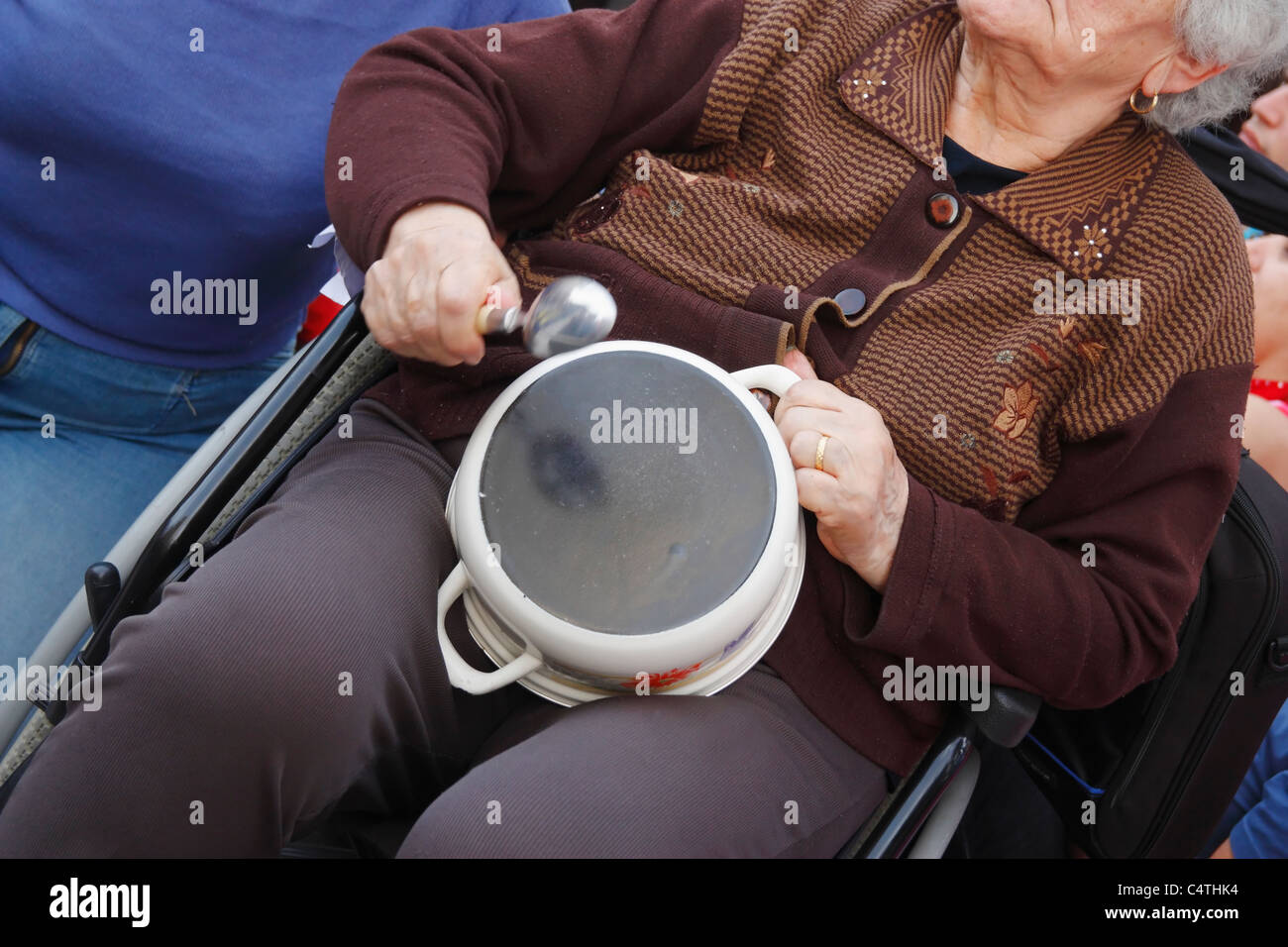Spanische Rentner im Rollstuhl Hämmern Pfanne mit Löffel an anti-Regierung Protest in Spanien. 2011 Stockfoto
