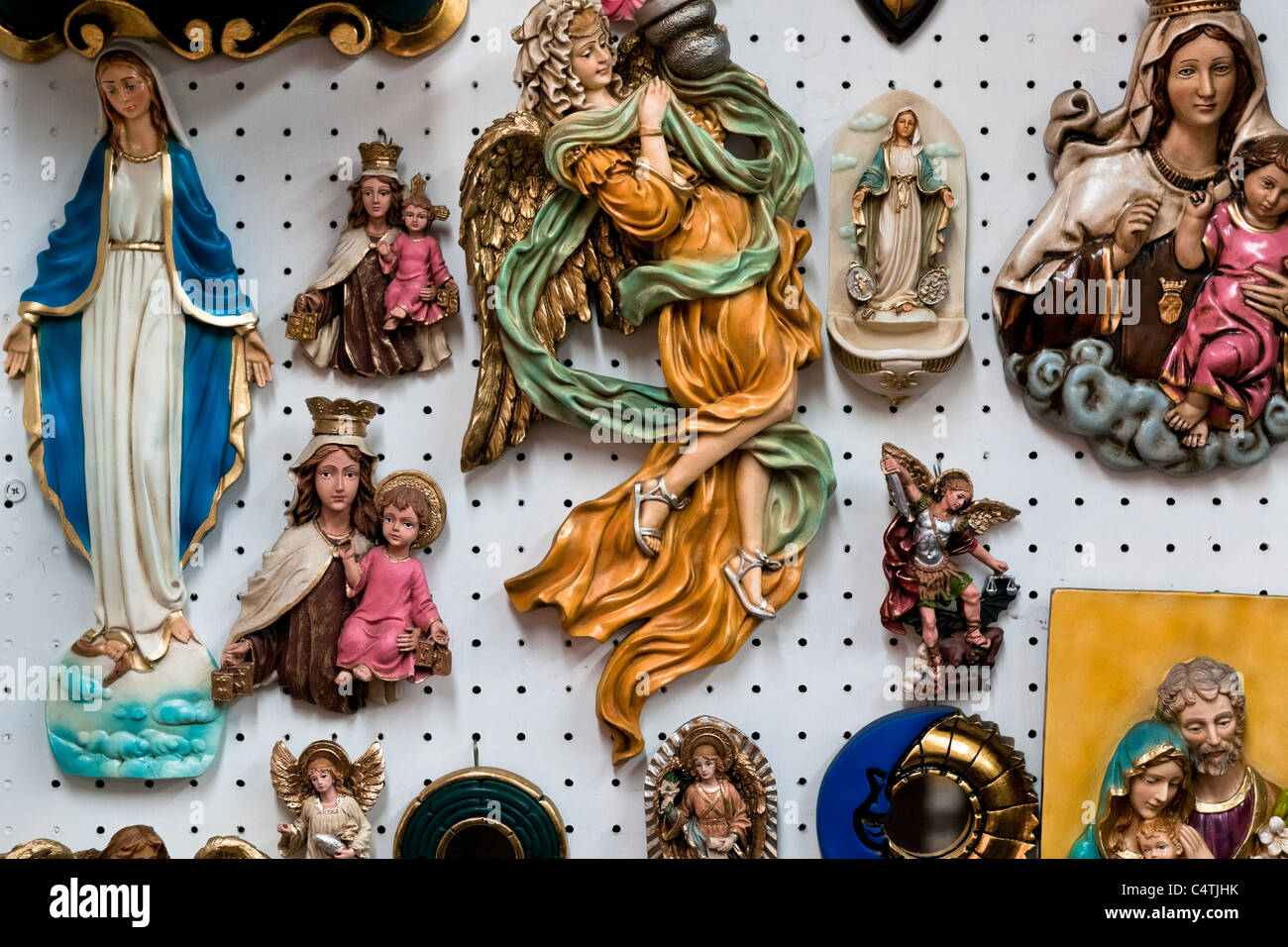 Katholische Devotionalien zum Verkauf in einem religiösen Shop in Bogota, Kolumbien. Stockfoto