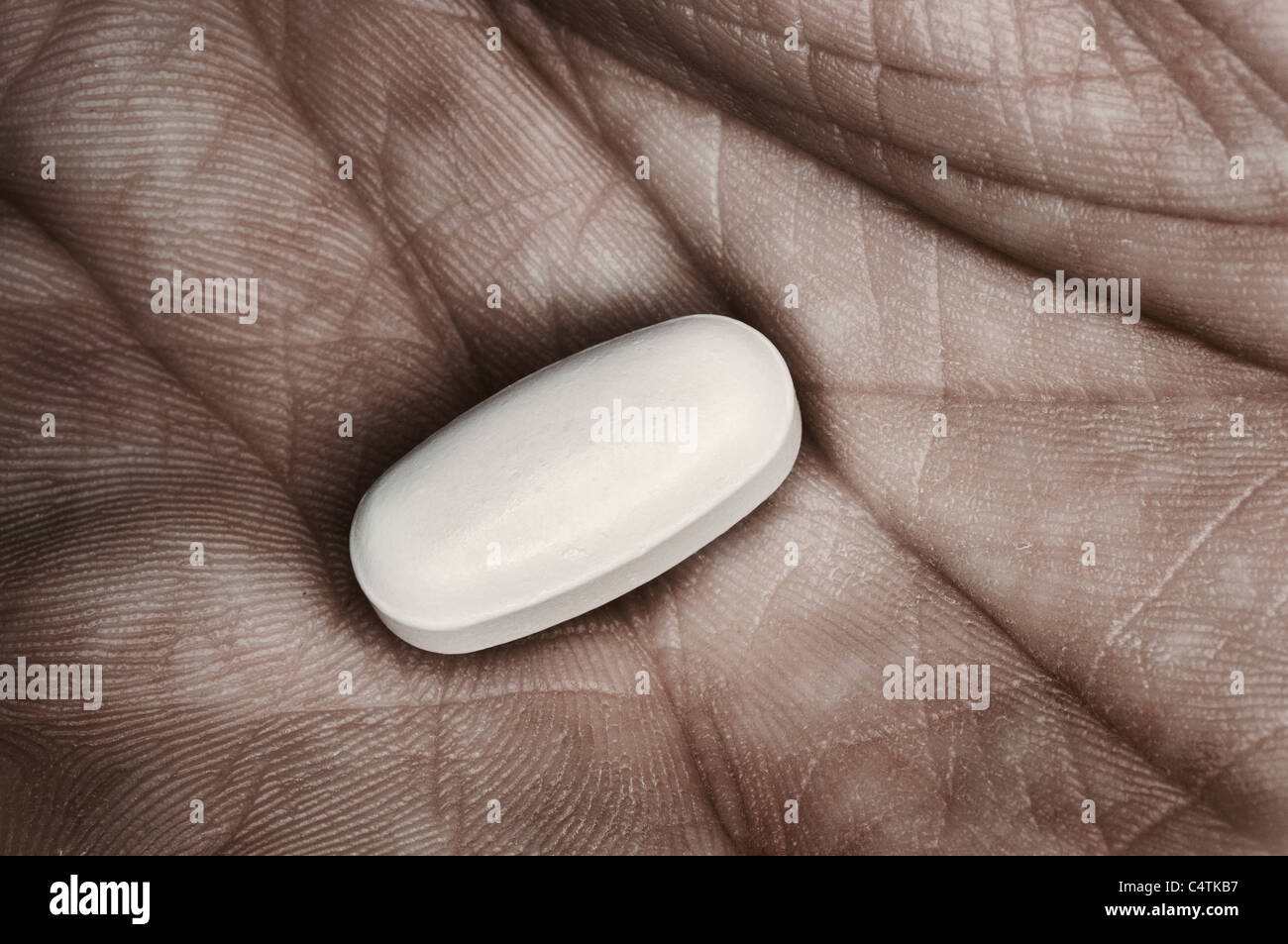 Einzige Pille in Menschenhand, Nahaufnahme Stockfoto