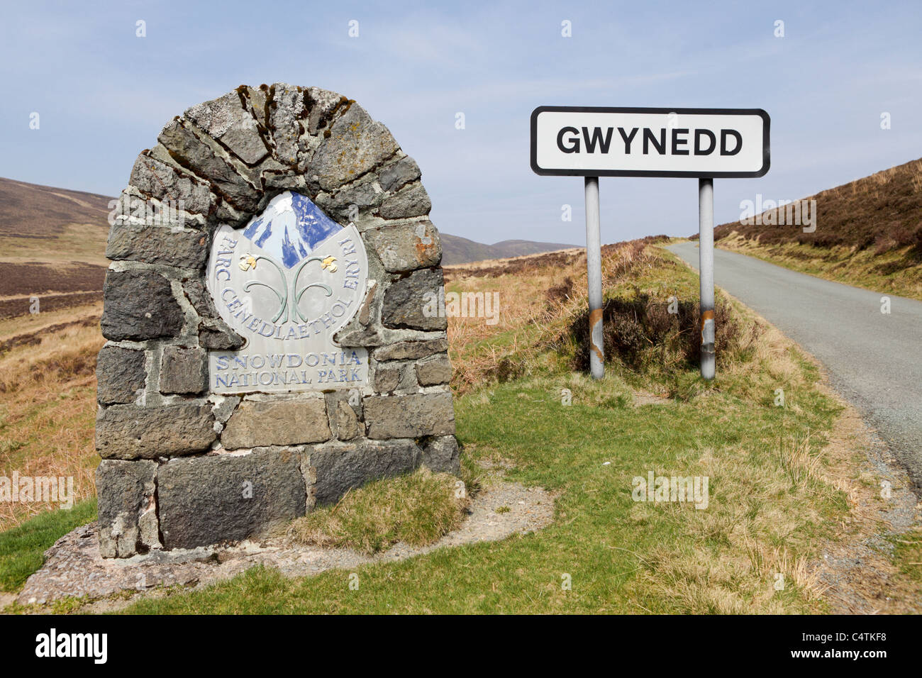 Snowdonia-nationalpark GWYNEDD, ornamentalen Steinmetzarbeiten und farbigen Plakette mit Angabe ihrer Anreise zum Park. Stockfoto