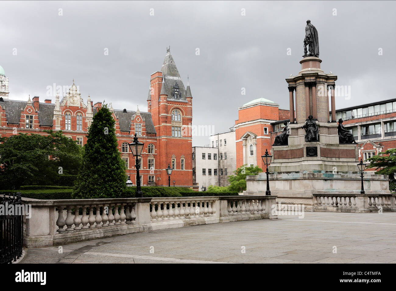 PRINCE ALBERT STATUE, an der Rückseite der Royal Albert Hall entfernt und hier gesehen an einem bewölkten Tag in London. Stockfoto