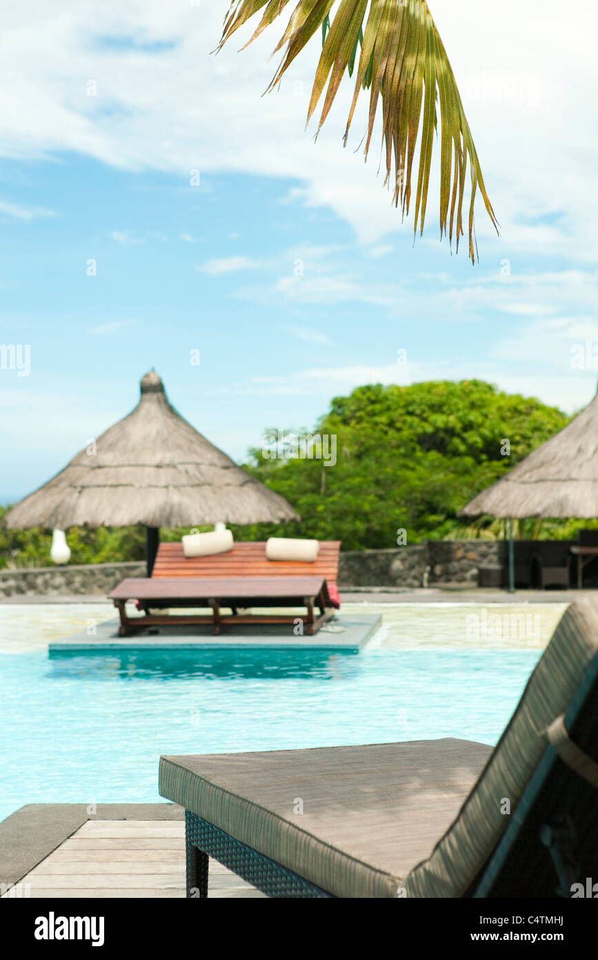 Lounge-Sessel neben Pool im resort Stockfoto
