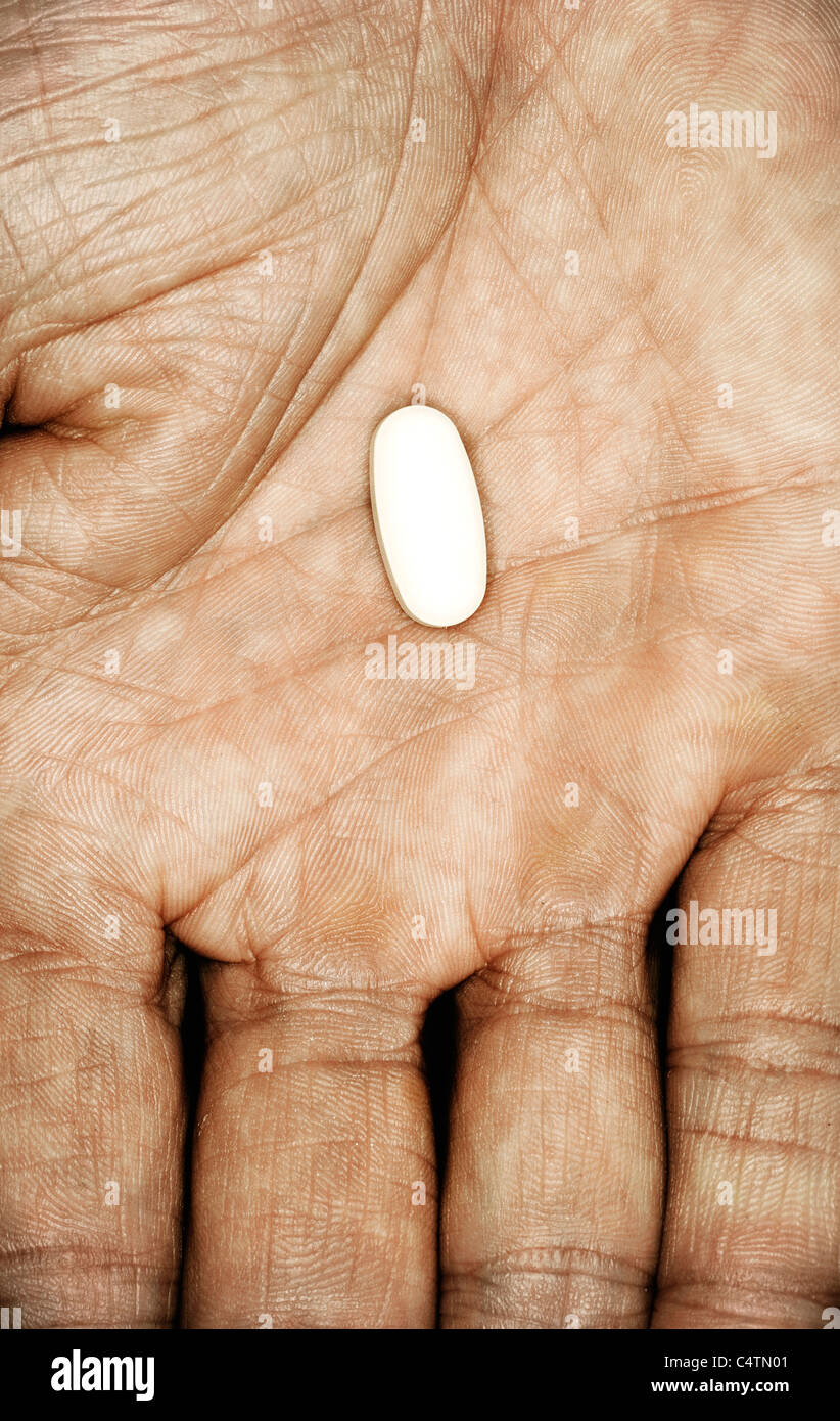 Einzelne Pille in der hand Stockfoto