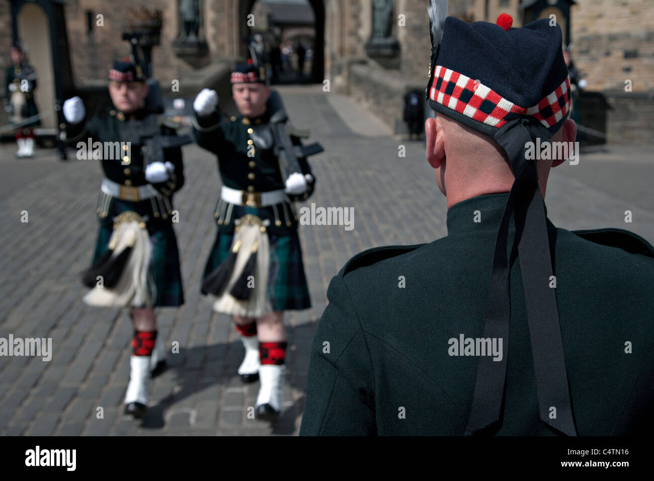 Soldaten marschieren am Edinburgh Castle Schottland Stockfoto