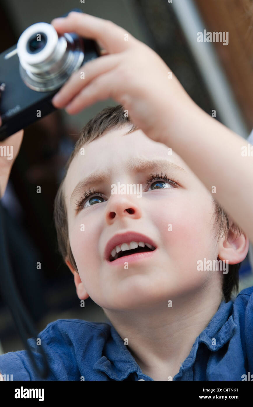 Kleiner Junge mit Digitalkamera Stockfoto